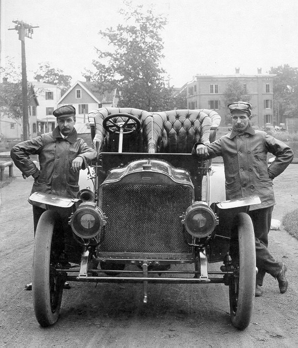 Lawrence Duffie (left) and Bert Holcomb beside the Columbia Car they drove in October 1904.
Courtesy of Bruce Duffie